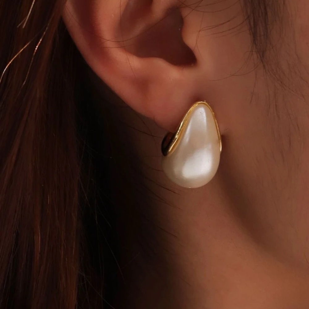 ✨ NWT Gold & Pearl modern simple earrings ✨ - Picture 2 of 4
